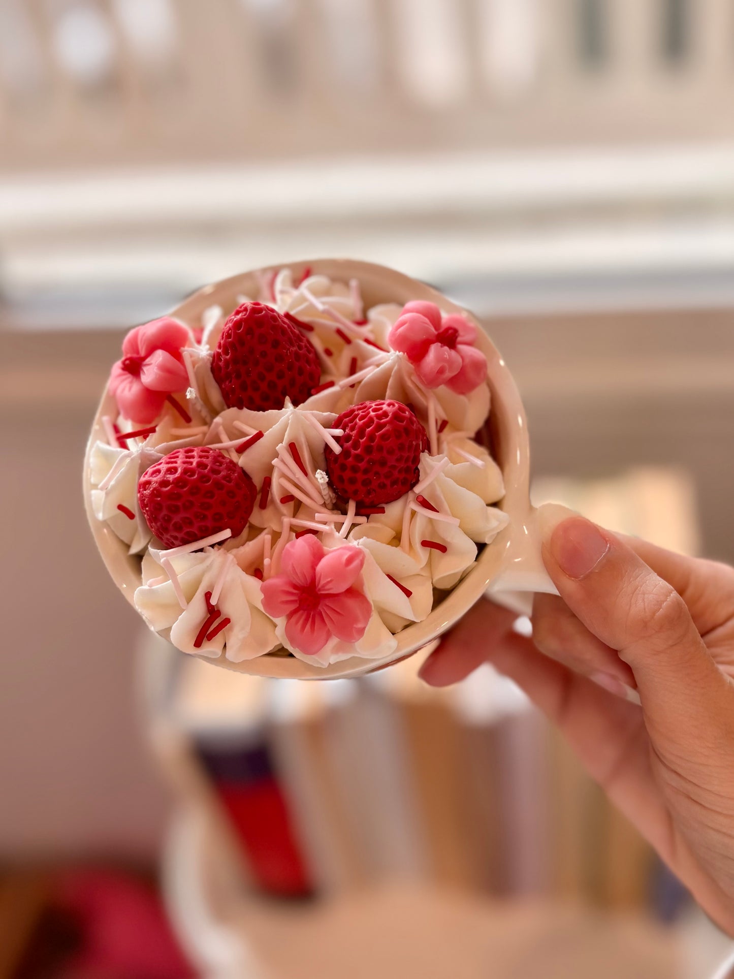 شمعة كوب الزهور والفراولة