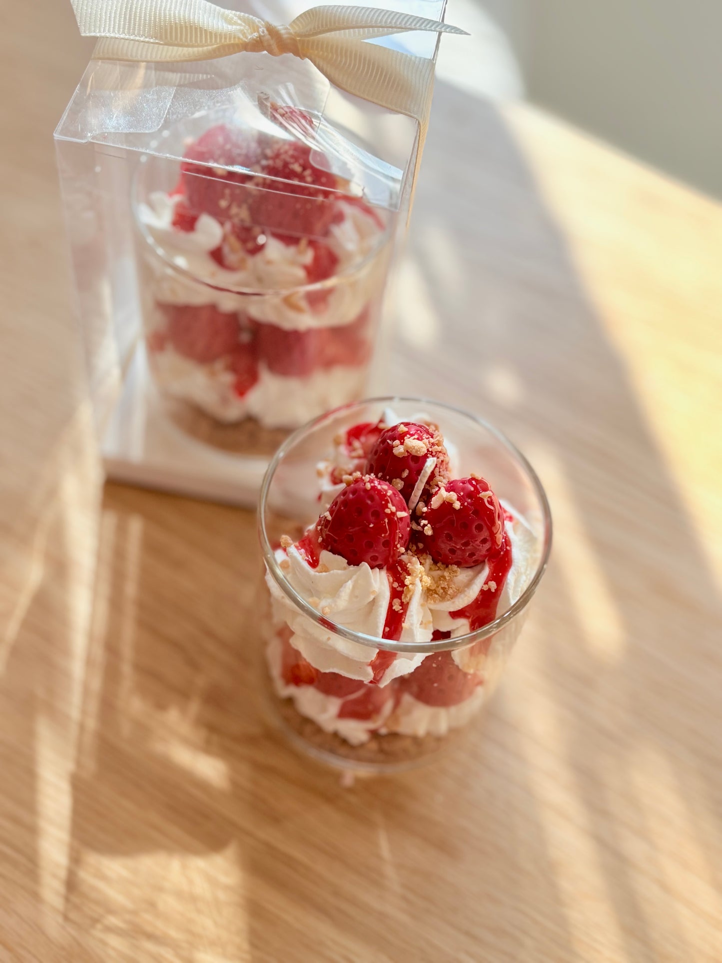 شمعة جيز كيك الفراولة