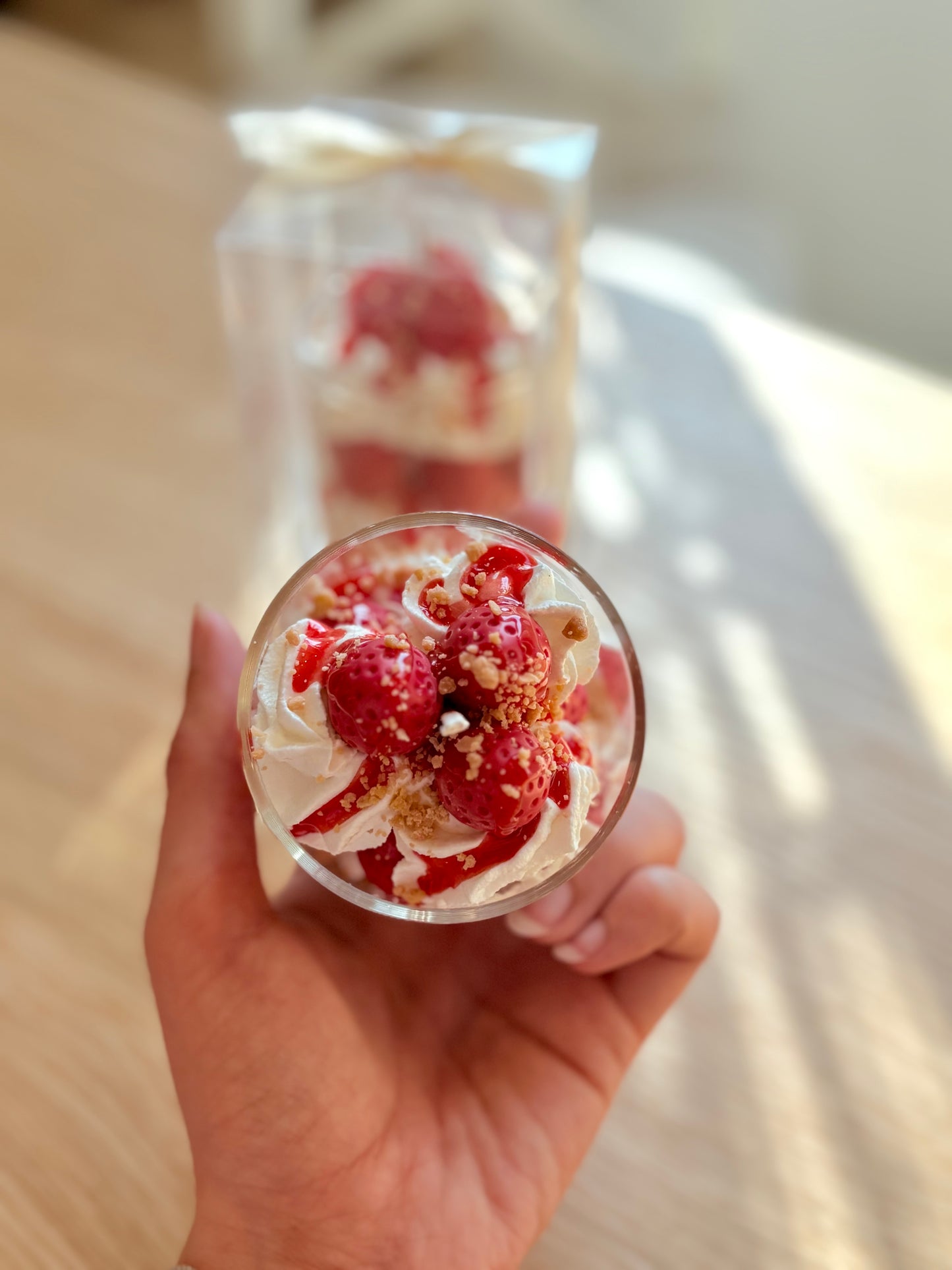 شمعة جيز كيك الفراولة