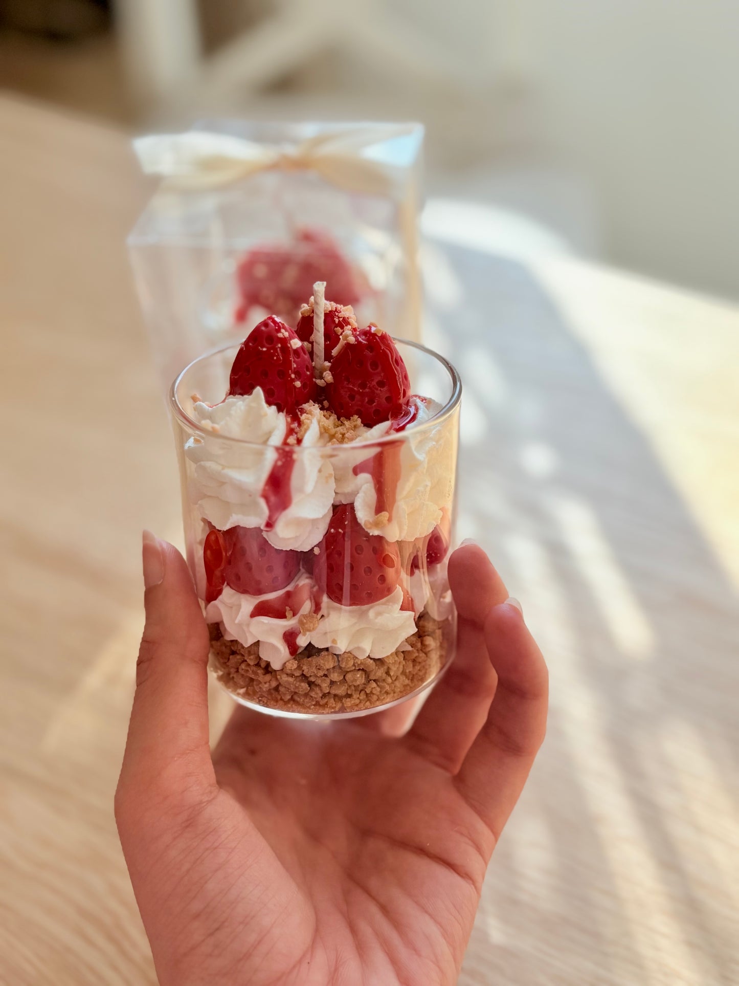 شمعة جيز كيك الفراولة